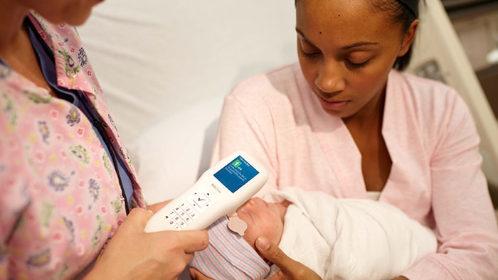 une femme tenant un bébé