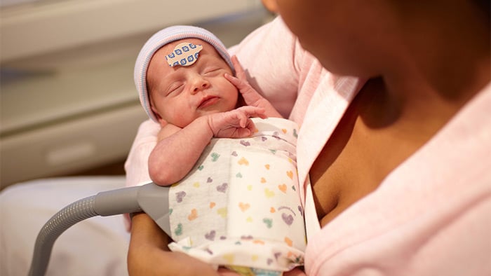 une femme tenant un bébé