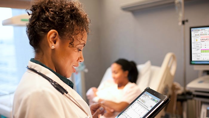 un médecin regarde une tablette
