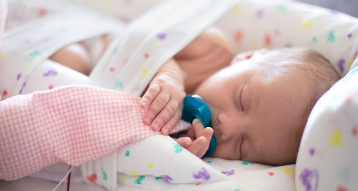 un bébé dort dans une couverture