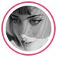 Une image de profil en noir et blanc d’une consommatrice portant une frange et un trait d’eyeliner noir.