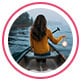 Une image de profil d’une consommatrice qui a partagé son avis sur le produit. Elle est assise sur une barque et tient une pagaie, face à la mer.