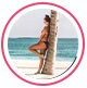Une image de profil d’une consommatrice, une femme en maillot de bain adossée à un palmier sur une plage.