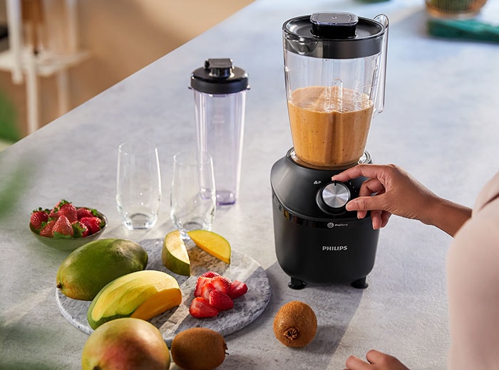 Petit Déjeuner Prêt À Manger. Grille-pain Électrique Blanc À Deux Tranches  Avec Du Pain Grillé À L'intérieur, Appareil De Cuisine Moderne Sur Un  Comptoir Noir Avec Un Fond En Bois Flou Banque