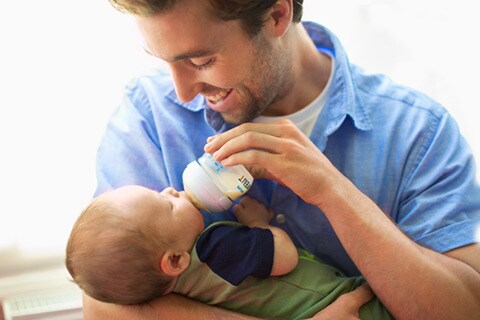 Comment donner le biberon à bébé