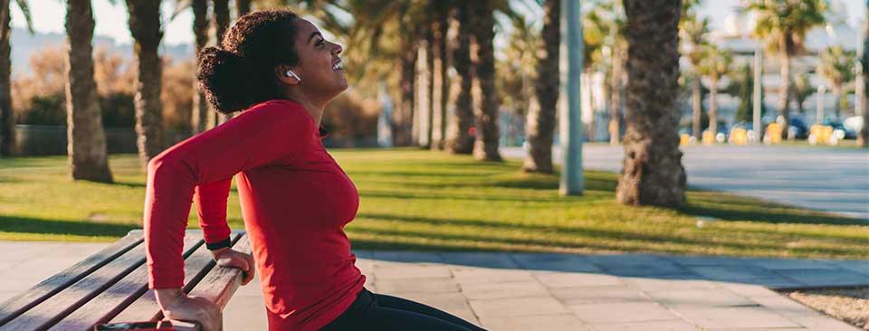 Une femme faisant un exercice sur un banc