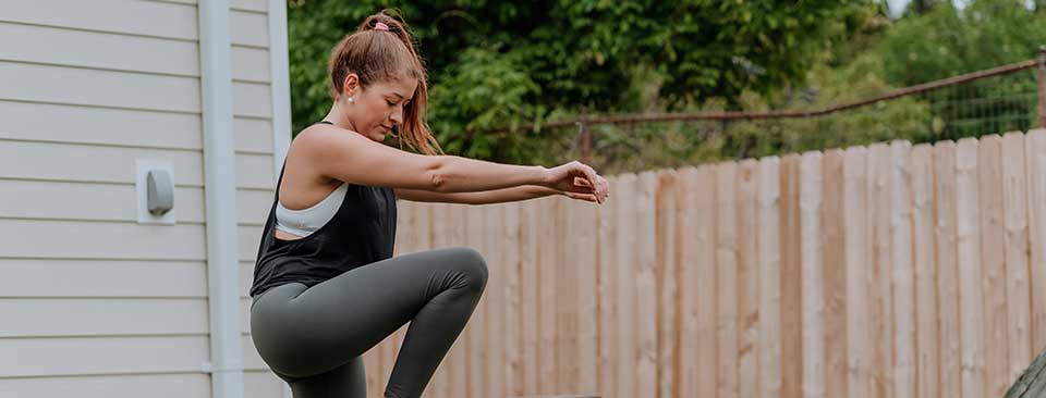 Une femme faisant de l'exercice dans le jardin