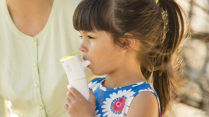 enfant avec nébuliseur innospire go