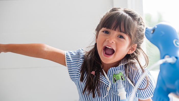 Enfant avec nébuliseur