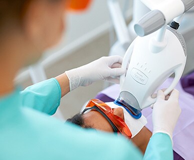 Évaluation clinique de l'éclaircissement dentaire professionnel du Philips Zoom WhiteSpeed par rapport à l'Ultradent Opalescence Boost PF