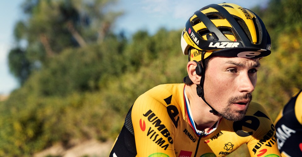Cycliste utilisant un casque à conduction osseuse
