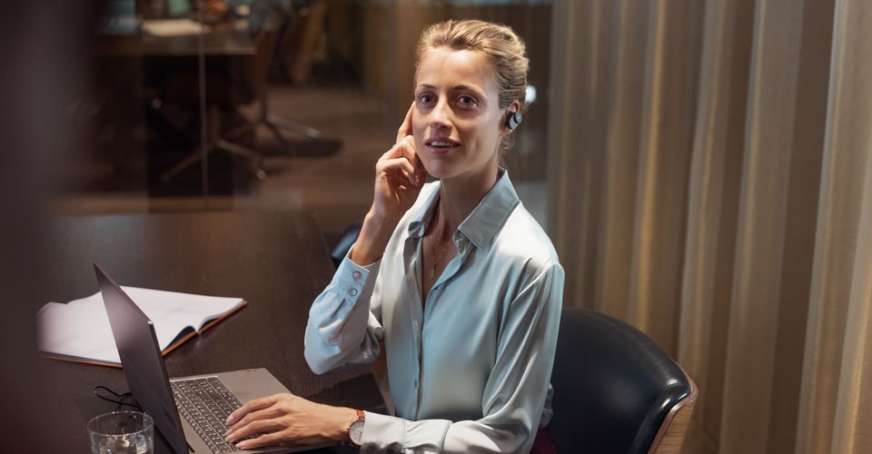 Femme utilisant le mode Aware au bureau