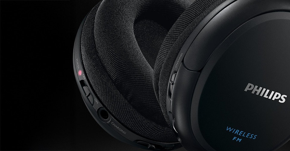 Gros plan des commandes et des coussinets d'oreille du casque Philips SHC5200