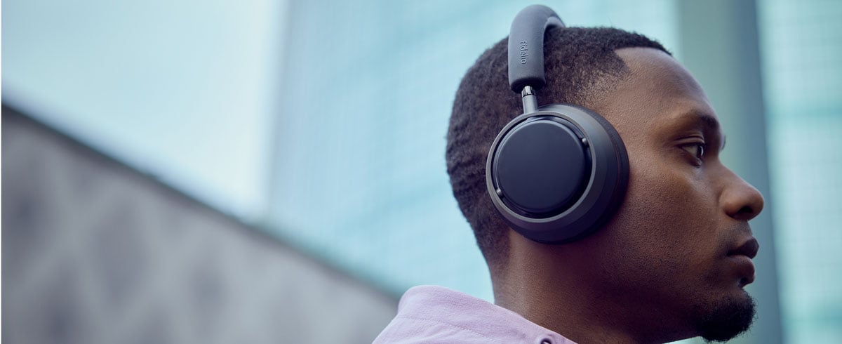 Un homme écoute de la musique avec le casque Philips X3.