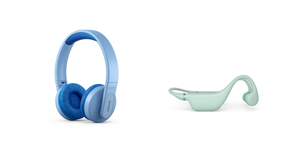 Un casque bleu à bandeau pour enfants et un casque vert à oreilles ouvertes pour enfants