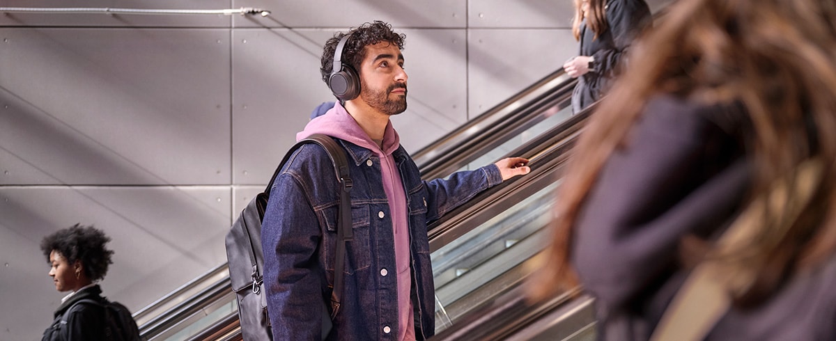 Homme portant des écouteurs Philips avec réduction de bruit