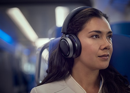 Femme bénéficiant de Noise Cancelling Pro+ avec un casque Philips L4