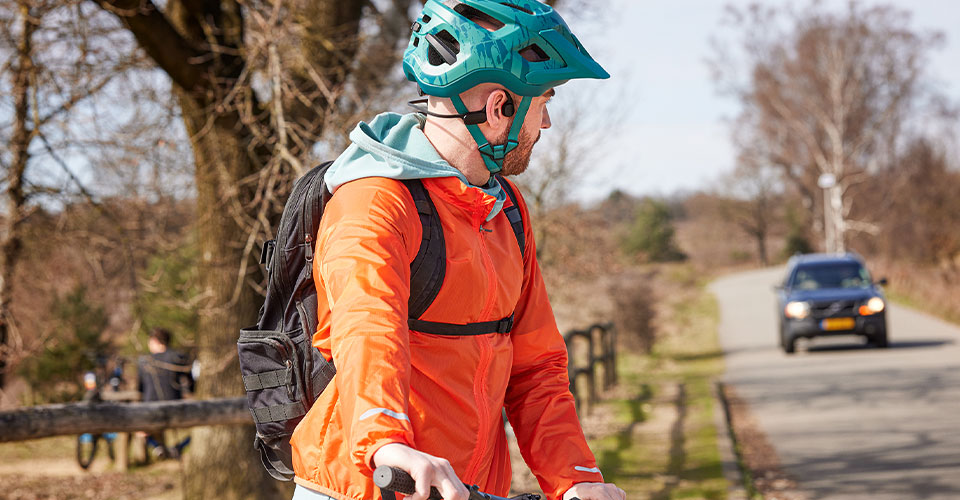 Athlète faisant du vélo avec des écouteurs Philips