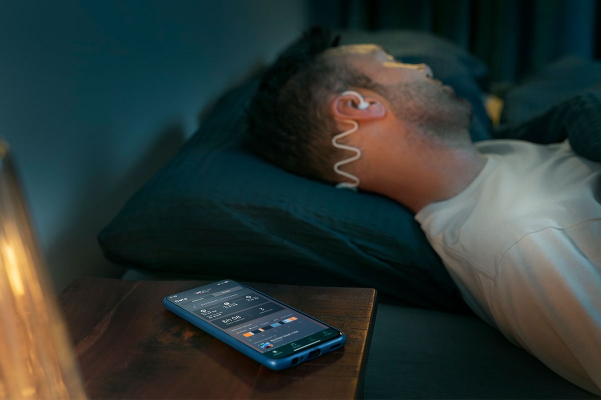 Homme dormant avec un casque Philips et l'application Kokoon.