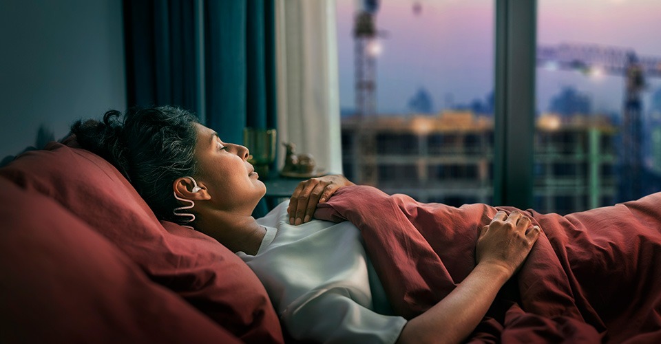 Une femme passe une bonne nuit de sommeil, bien qu'elle vive à côté d'un chantier de construction.