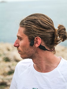 Coureur avec casque à conduction osseuse