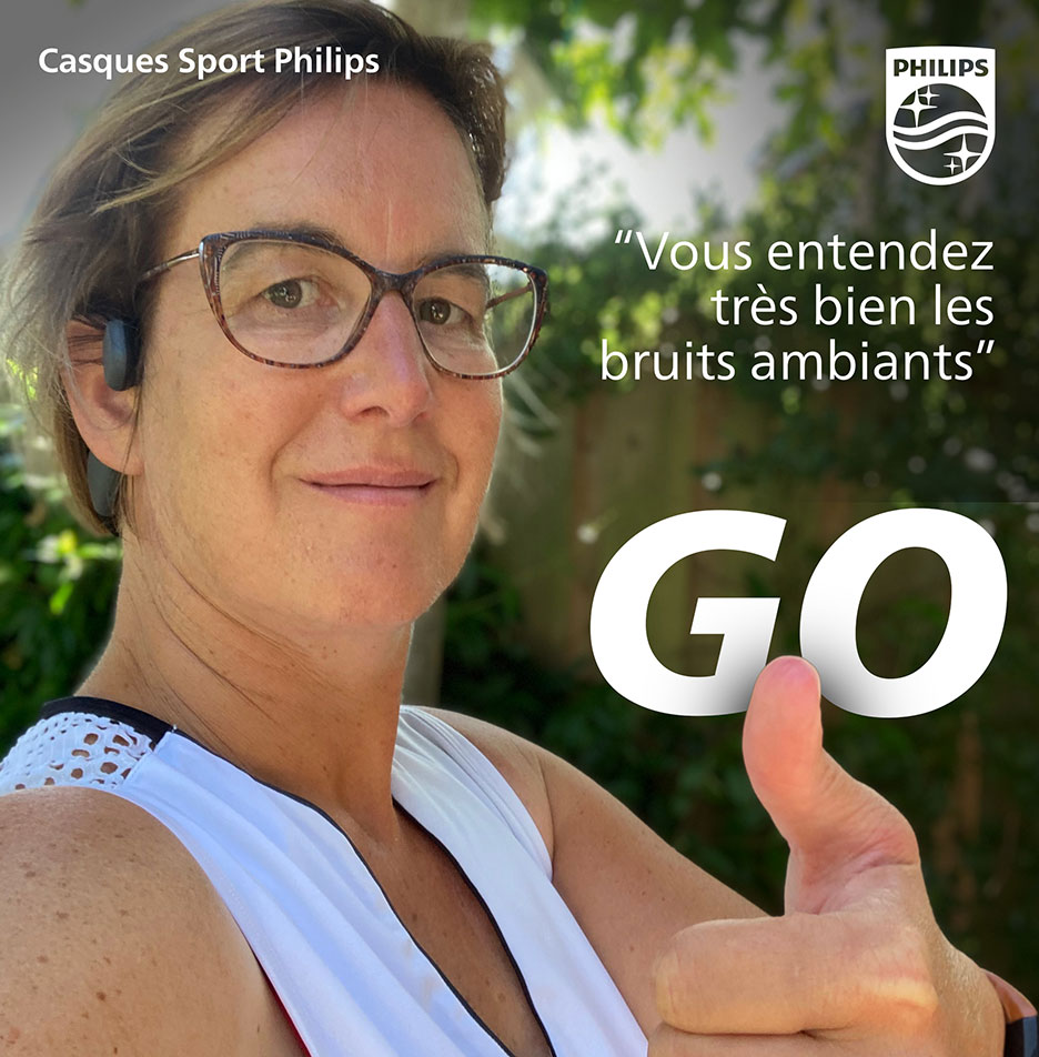 homme utilisant des ecouteurs de sport au bord de la mer