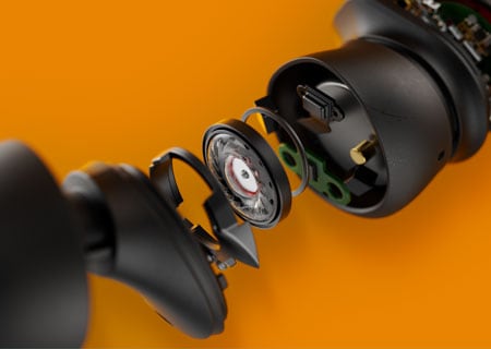 Image technique en gros plan montrant les parties internes d'un casque True Wireless