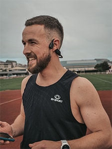 Coureur avec casque à conduction osseuse