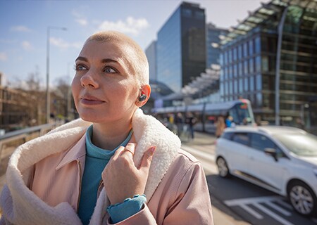 Femme profitant de l'extérieur à l'aide du véritable casque sans fil Philips T3508