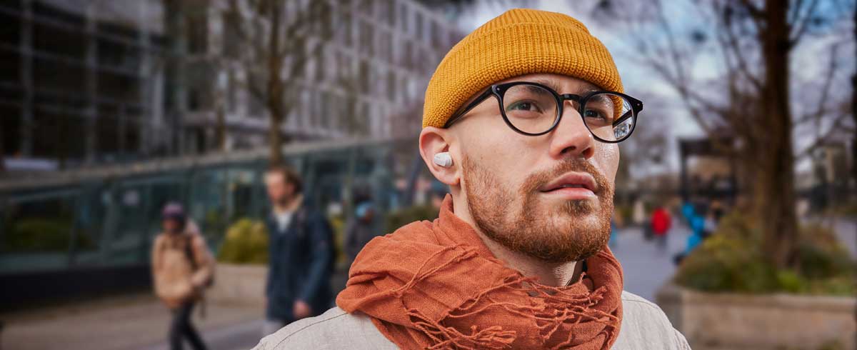 Photo en gros plan d'un homme portant de véritables écouteurs sans fil