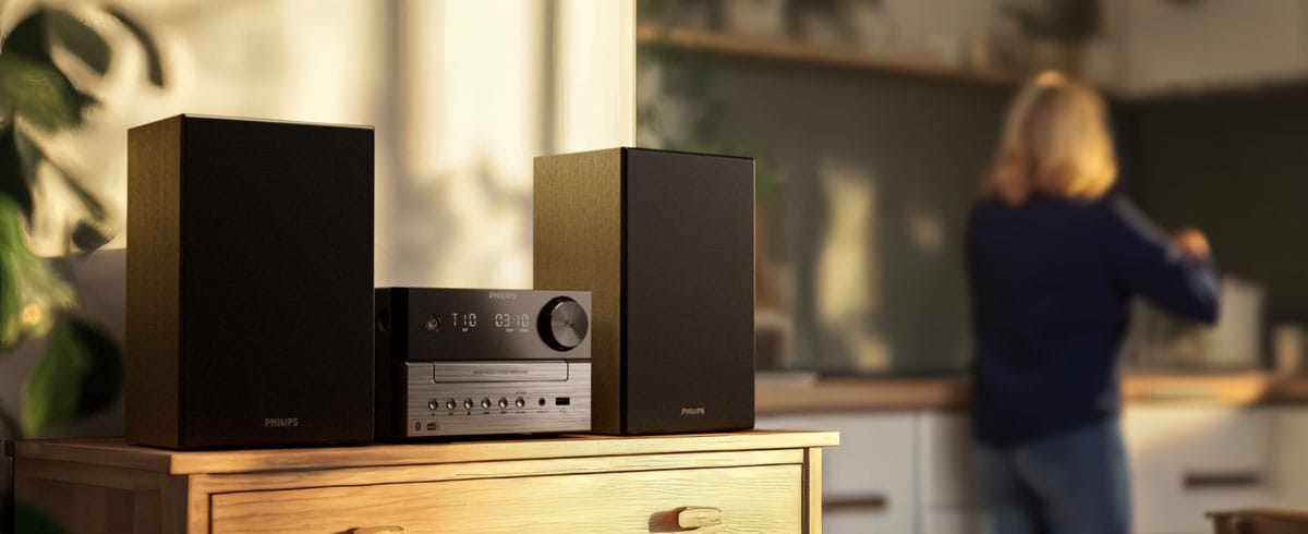 Des femmes écoutent de la musique dans une cuisine à l'aide d'un système audio Philips