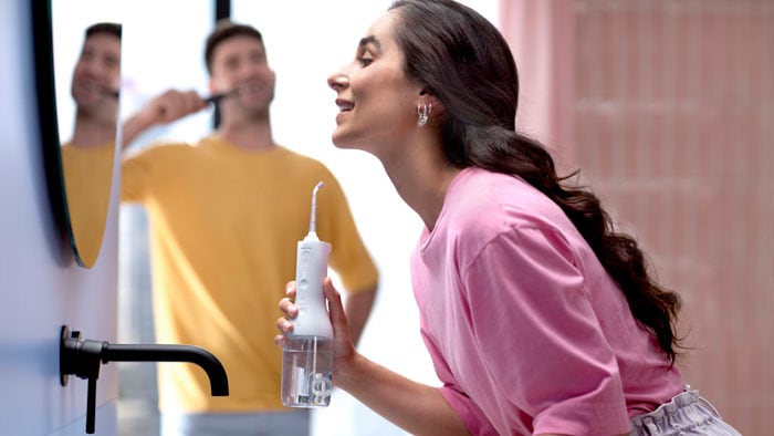 Jet d’eau pour les dents ou fil dentaire ?