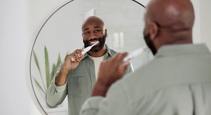 Trop se brosser les dents : quelles conséquences ?