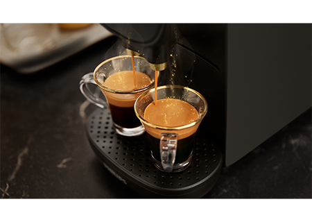 Gros plan de la machine à capsules L'OR Sublime préparant deux espressos