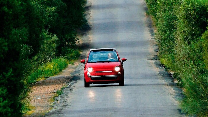 voiture rouge sur la route