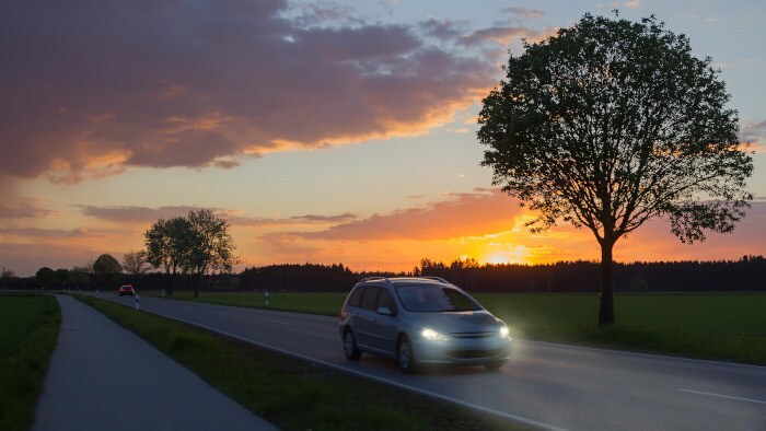 route au crépuscule