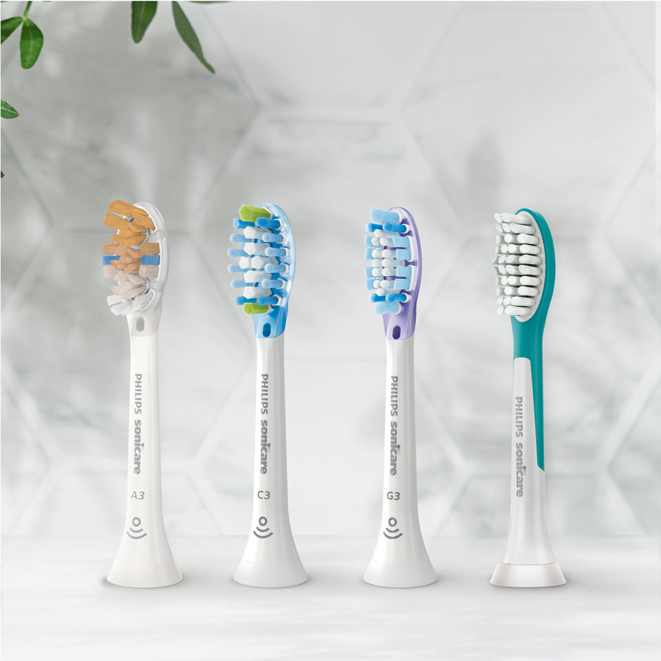 Têtes de brosse Sonicare alignées sur un plan de travail