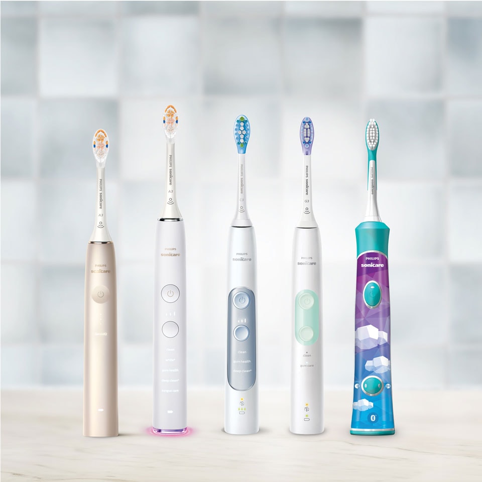 Brosses à dents électriques Sonicare alignées sur un plan de travail