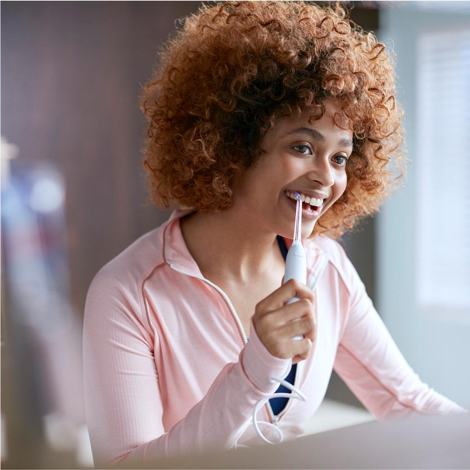 Femme utilisant un Power Flosser