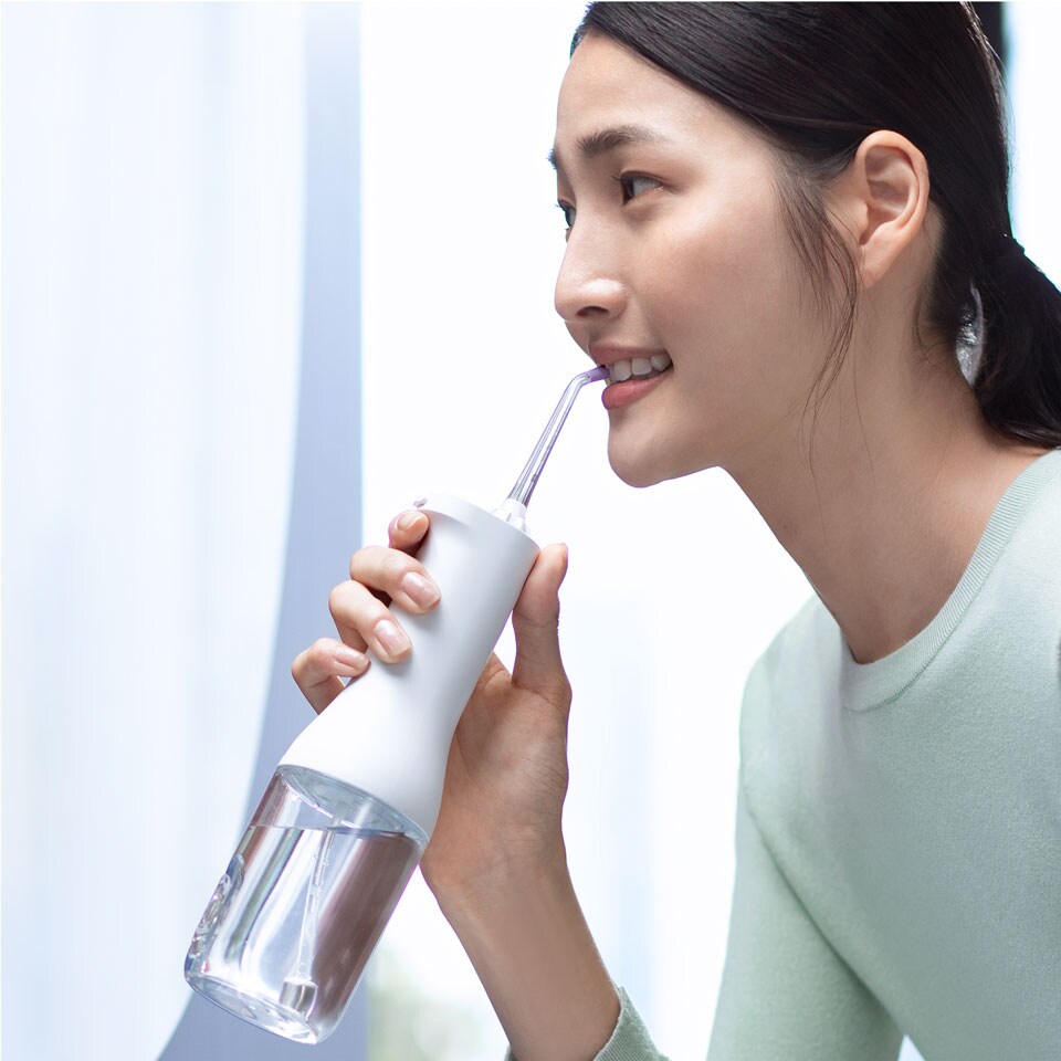 Personne utilisant un Power Flosser sans fil