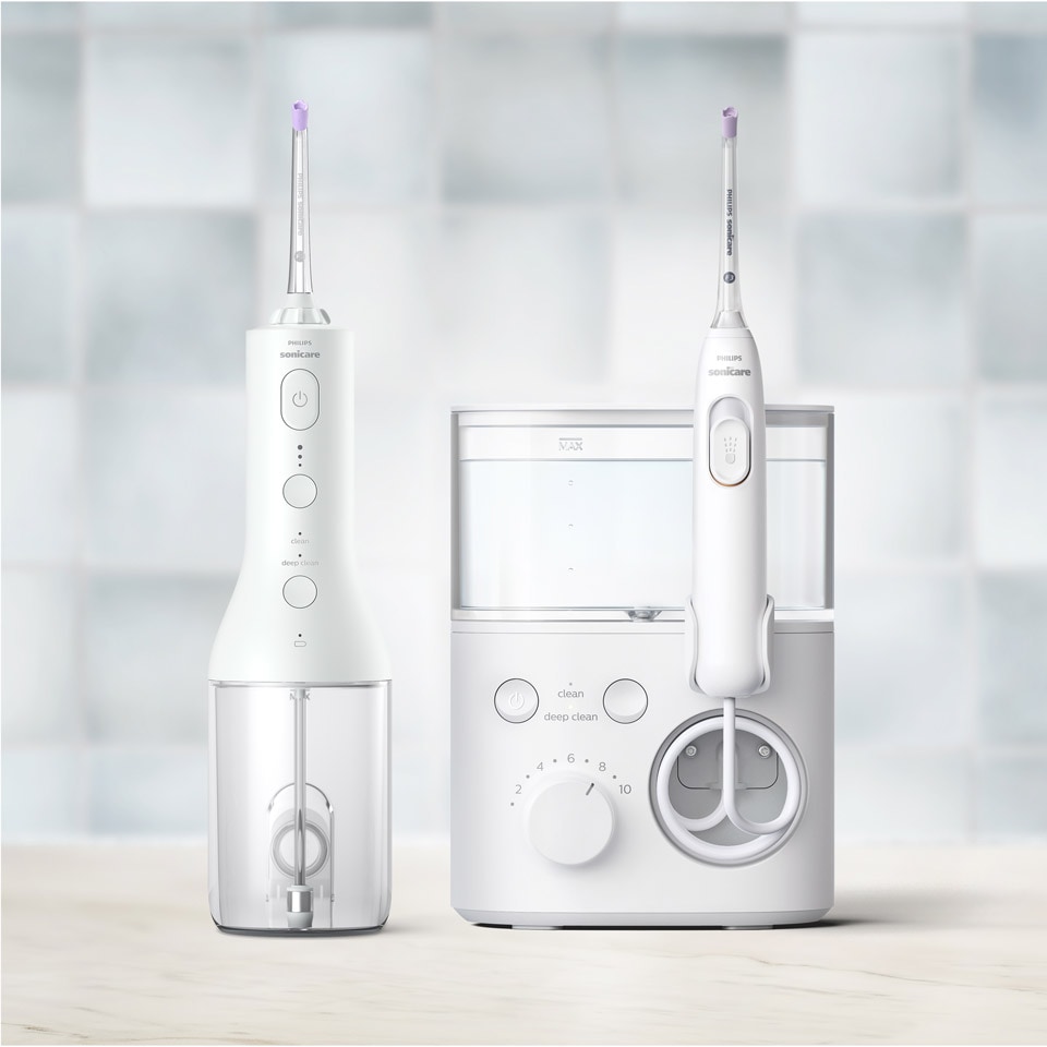 Sonicare Power Flossers disposés sur un plan de travail