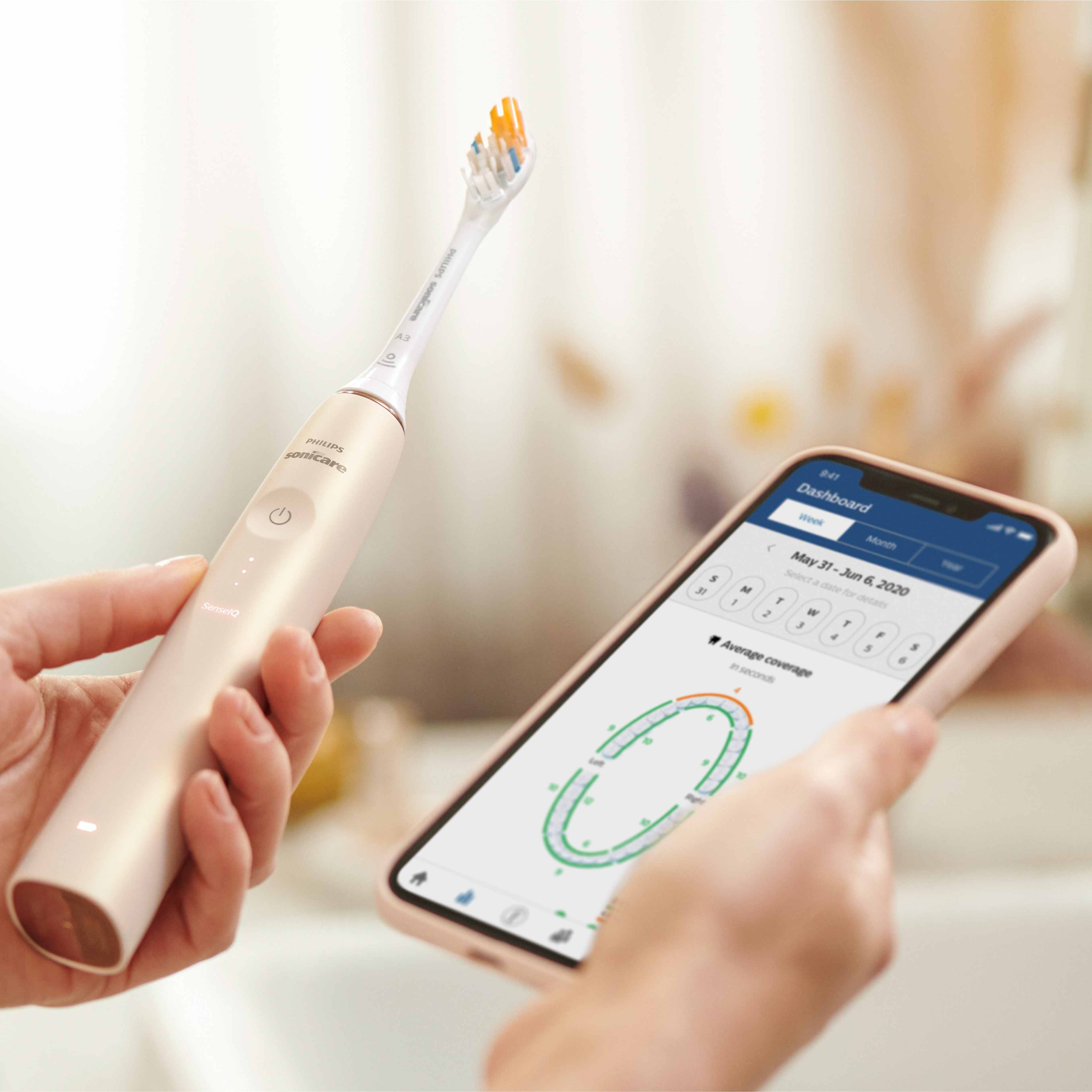 Femme souriant avec une brosse à dents