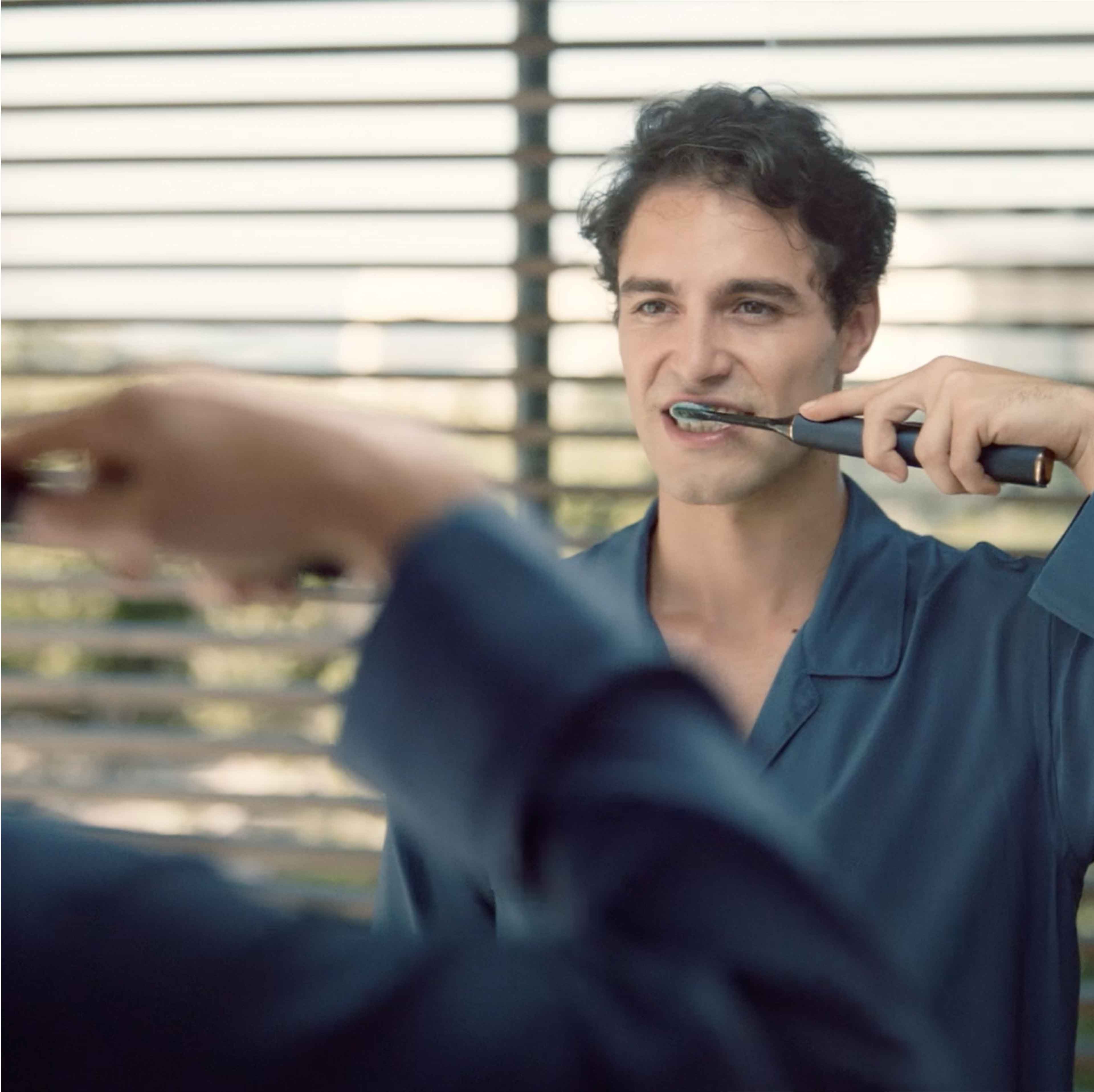 Un homme se brossant les dents