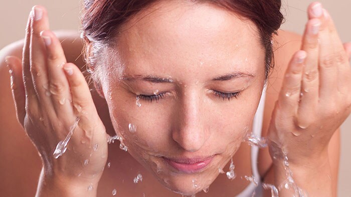 Comment déboucher les pores obstrués du visage