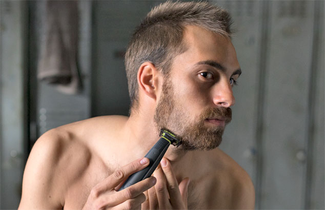 Image d’un homme utilisant le Philips OneBlade au niveau du contour de son cou.