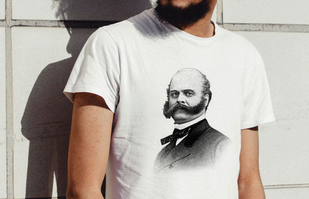 Homme portant un t-shirt imprimé d'une photo d'Ambrose Burnside et de sa barbe incroyable allant des favoris à la moustache.