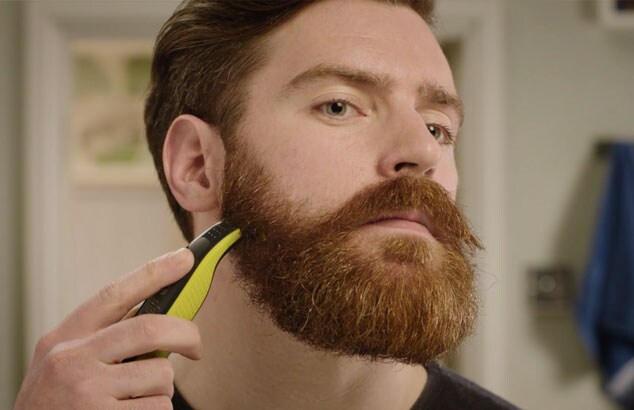 Visage d’homme taillant sa barbe complète à l’aide du Philips OneBlade.
