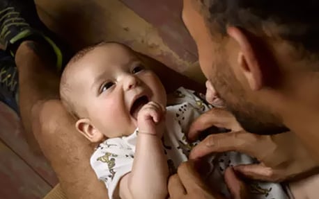 Voyager avec un bébé : conseils et astuces
