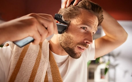 Couper ses cheveux soi-même : guide pour homme