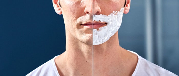 Profil gauche dun homme rasé de près et profil droit du même homme avec de la mousse à raser sur le bas du visage.